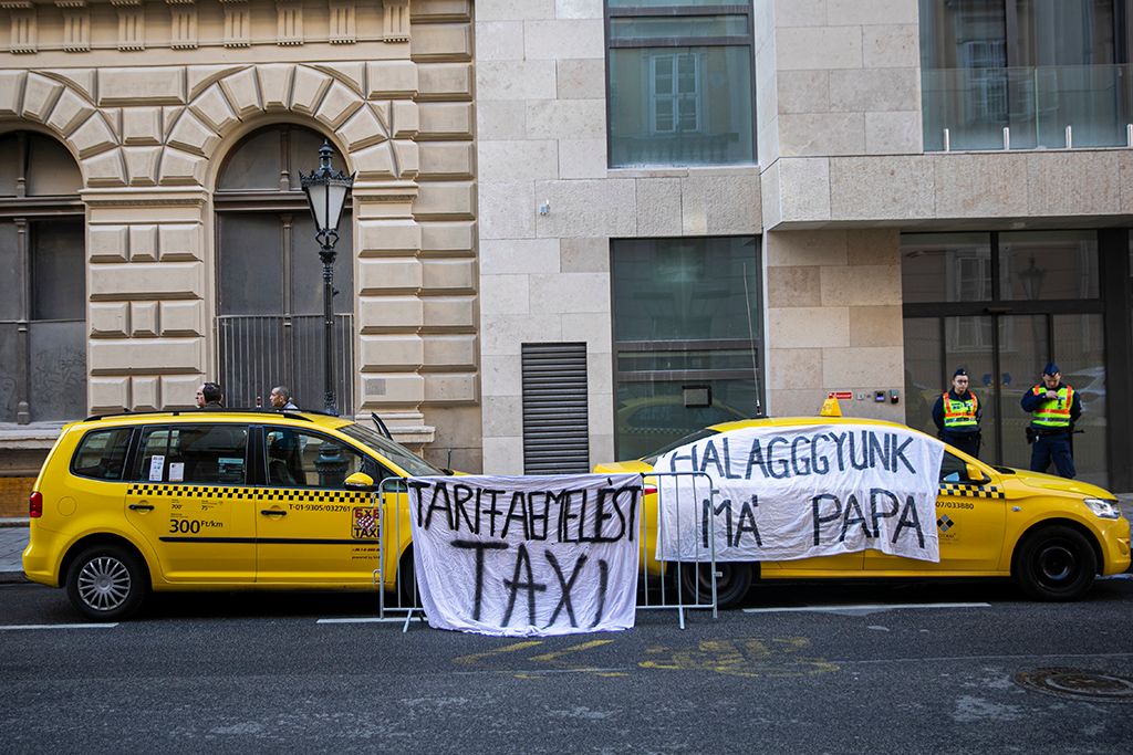 Taxis demonstráció Budapesten a városháza előtt 6-HPGy