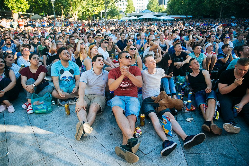 Budapest, 2018. július 15. Horvát szurkolók az oroszországi labdarúgó-világbajnokság Franciaország - Horvátország döntőjének közvetítése alatt Budapesten, a Szabadság téren  Fotó: Horváth Péter Gyula,