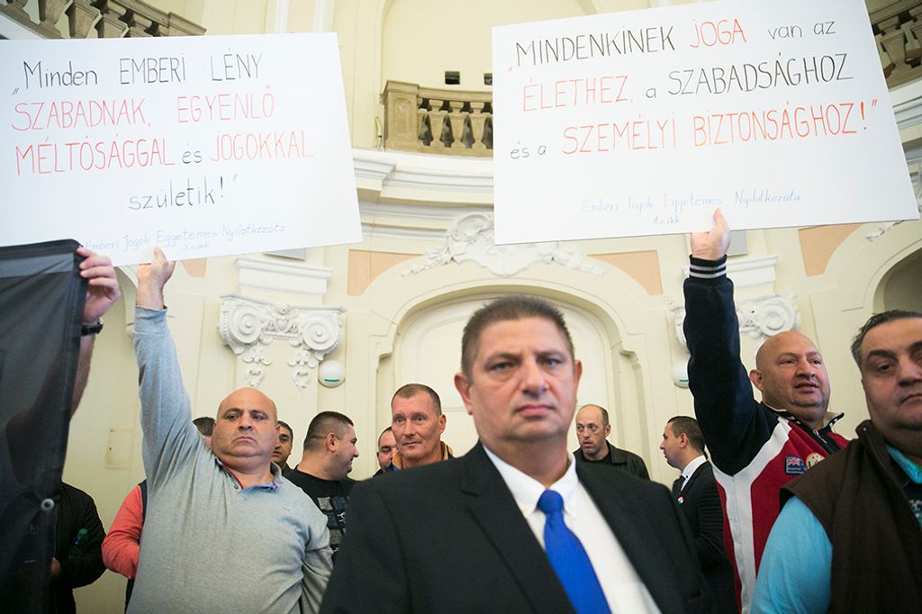 A római-parti védmű megépítése ellen demonstrálók a Fővárosi Önkormányzat Közgyűlésén a Városháza dísztermében 2017. szeptember 27-én. Fotó: Horváth Péter Gyula