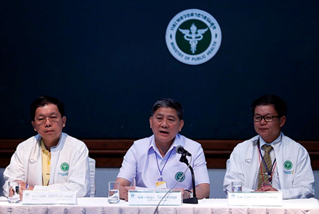 Thongchai Lertwilairattanapong tábornok, Dr. Jesada Chokedamrongsuk és a Chiang Rai Kórház igazgatója Dr. Chaiwet Thanapaisan sajtótájékoztatót tart a Chiang Rai Chiang Rai Prachanukroh Kórházban – Fotó: MTI/EPA