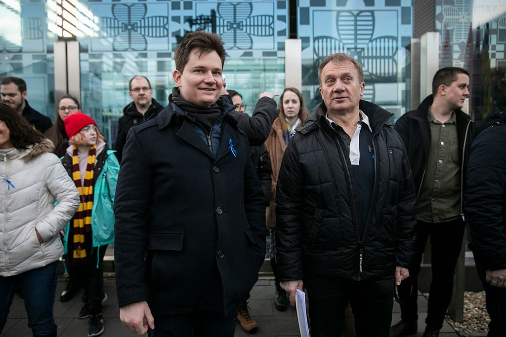 Kanász-Nagy Máté és Varjú László MTVA székháza előtt a közmédia elleni tünetésen 8-HPGy