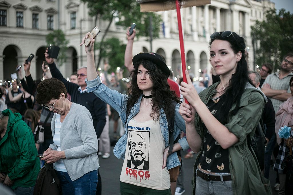 Résztvevők a 3.0 Mi vagyunk a többség - Tüntetés a demokráciáért! címmel meghirdetett demonstráción Budapesten, a Kossuth Lajos téren 2018. május 9-én. Fotó: Horváth Péter Gyula