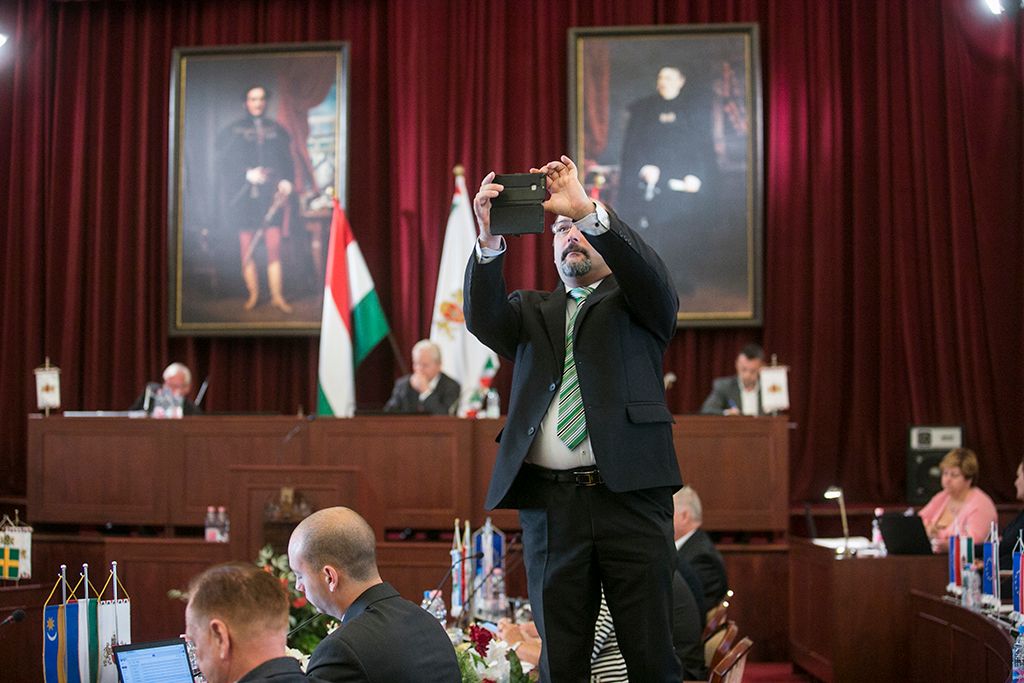 A római-parti védmű megépítése ellen demonstrálók a Fővárosi Önkormányzat Közgyűlésén a Városháza dísztermében 2017. szeptember 27-én. Fotó: Horváth Péter Gyula