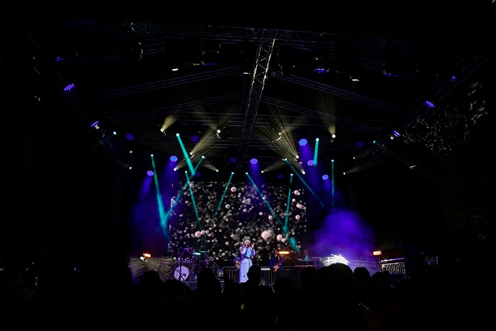 Ingyenes Ünnepi Koncert a Terror Háza Múzeum előtt Radics Gigi koncert 3-HPGy