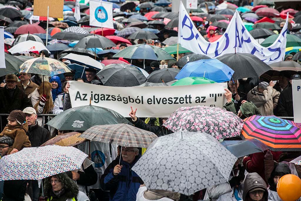 Parlament előtt tüntettek a tanárok 2016.02.13. foto:Horváth Péter Gyula