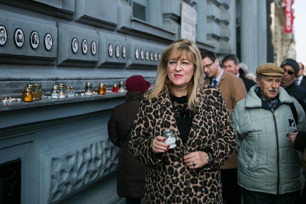 Schmidt Mária, a Terror Háza Múzeum főigazgatója Gulyás Gergely, a Fidesz frakcióvezetője  a kommunizmus áldozatainak emléknapján a budapesti Terror Háza Múzeumban rendezett megemlékezésen 2018. február 25-én. Fotó: Horváth Péter Gyula