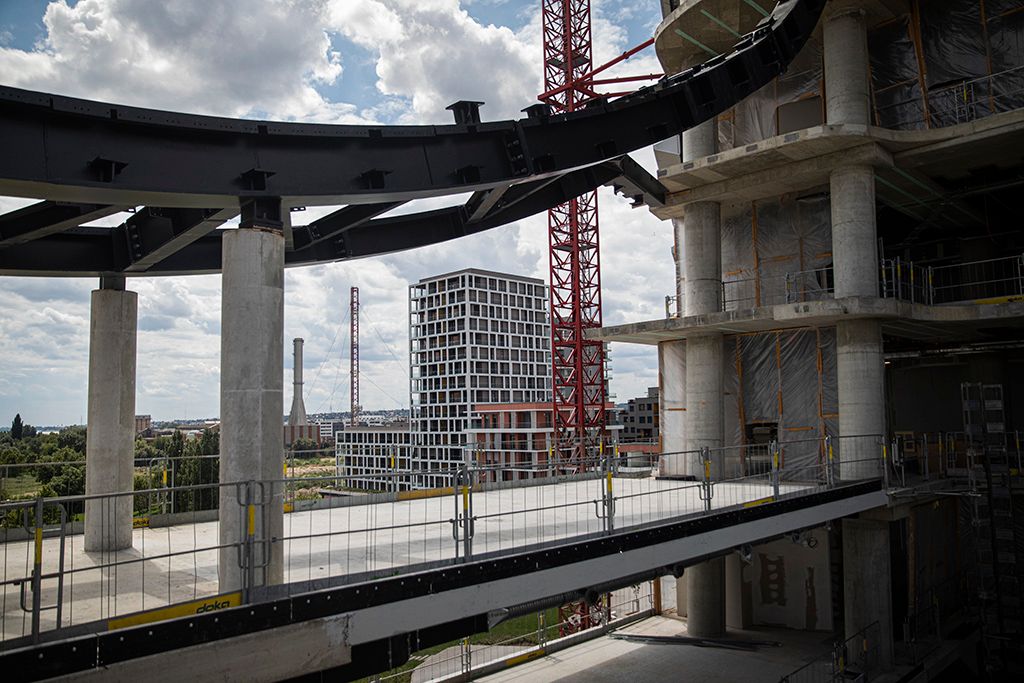 Elérte legmagasabb pontját a MOL Campus épülete Budapest panoráma 2021.08.03. Fotó: Horváth Péter Gyula