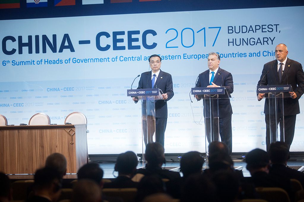 Li Ko-csiang kínai, Orbán Viktor magyar és Bojko Boriszov bolgár miniszterelnök  a Kína-Kelet-Közép-Európa csúcstalálkozón Fotó: Horváth Péter Gyula