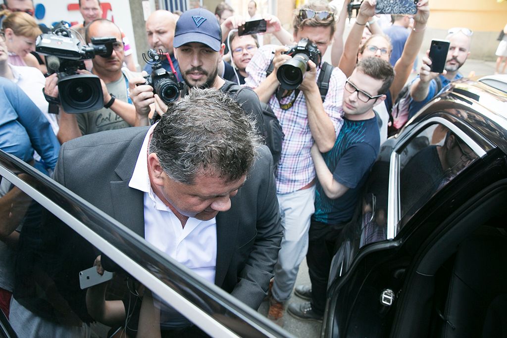 Nyerges Zsolt távozik a Hír TV épületéből. Fotó: Horváth Péter Gyula