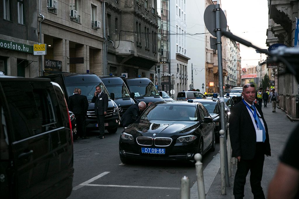 Orbán Viktor miniszterelnök  Benjámin Netanjahu izraeli miniszterelnök részt vesz a holokauszt áldozatainak emlékére tartott megemlékezésen az Emanuel Emlékfánál, a Dohány utcai zsinagóga udvarán 2017. július 19-én. A magyar miniszterelnök és izraeli vendége a látogatással a Mazsihisz meghívásának tesz eleget. Fotó: Horváth Péter Gyula