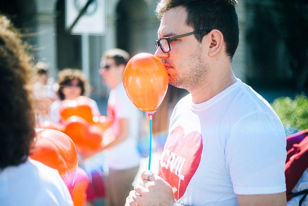 Szolidaritási akció a Parlamentnél a "Stop Soros" törvénycsomag ellen   Résztvevők egy szív alakú piros léggömb előtt az Amnesty International (AI) "Stop Soros" törvénycsomag ellen tartott szolidaritási akcióján a Parlament előtti Kossuth téren 2018. június 4-én. A képviselők június 5-én folytatják le az egyes törvényeknek a jogellenes bevándorlás elleni intézkedésekkel kapcsolatos módosításáról szóló törvényjavaslat, azaz a "Stop Soros" vitáját. Fotó: Horváth Péter Gyula