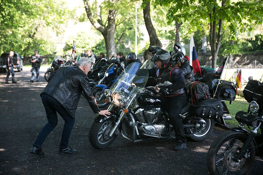 Fiumei úti Sírkertben, az Orosz  Éjszakai Farkasok-Motorosok koszorúzást tartottak  a II.világháborúban elesett szovjet katonák emlékművénél Fotó: Horváth Péterc Gyula
