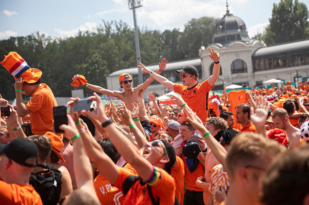 Bulival hangoltak a holland szurkolók az esti mérkőzésre 15-HPGy