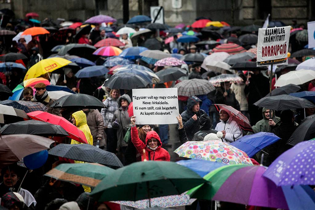Parlament előtt tüntettek a tanárok 2016.02.13. foto:Horváth Péter Gyula