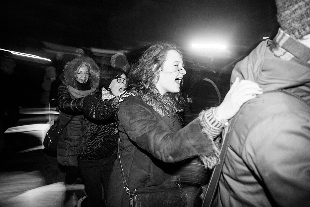 Azt sulykolják belénk kiskorunktól fogva, hogy kiabálni nem szép dolog. Agresszívnak lenni, dühösnek szintén nem. Valószínűleg ezért kezdett el szimpatizálni több ezer ember a Facebook-eseménnyel, ami közös évzáró/évkezdő üvöltésre invitált a Normafára január 3-án. Elmentünk, hogy kiordítsuk magunkból 2017 minden feszültségét. Fotó: Horváth Péter Gyula