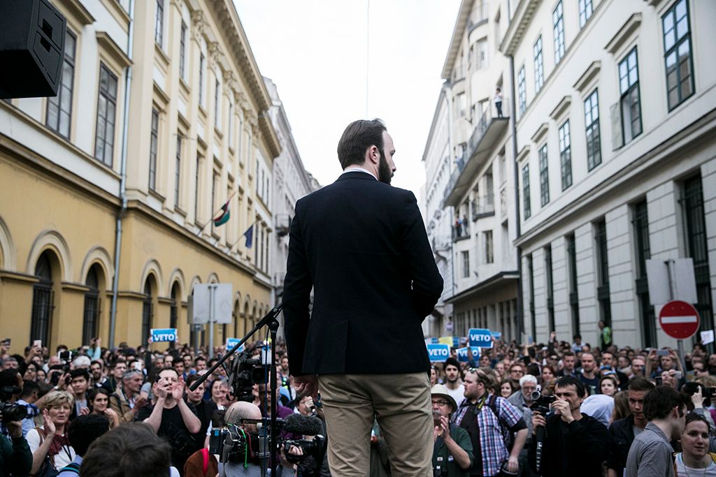 Résztvevők az Oktatási szabadságot csoport Élőlánc a CEU körül címmel meghirdetett demonstrációján Fotó: Horváth Péter Gyula