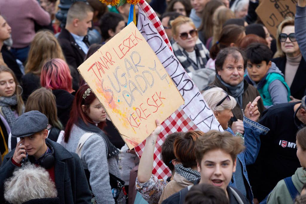 Diákok és tanárok tüntetnek a Margithídnál 63 20221005 -- fotó - Hatlaczki Balázs