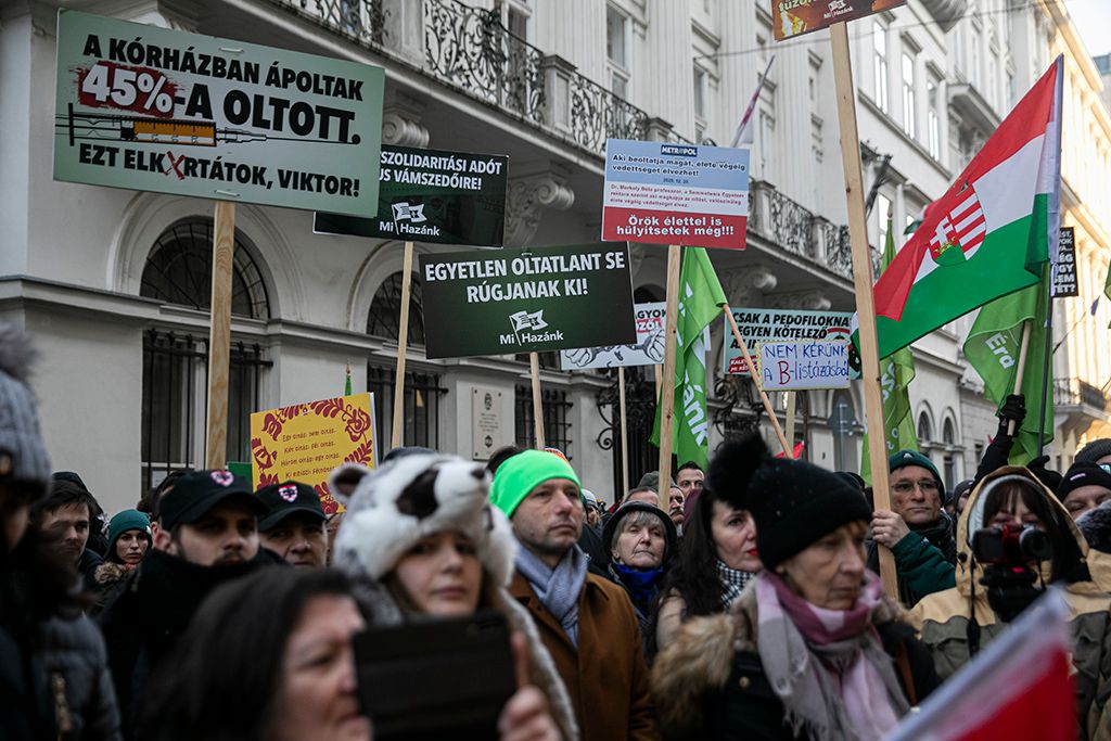 Tüntettek az oltásellenesek-utcán a Mi Hazánk 10-HPGy