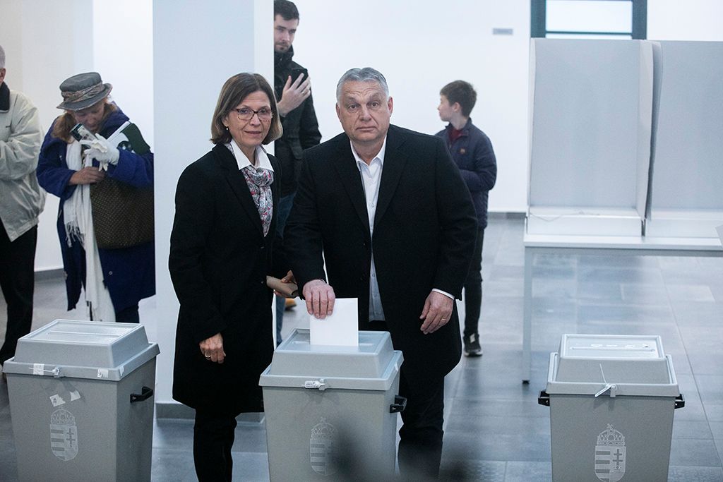 Orbán Viktor Magyarország miniszterelnök és felesége Lévai Anikó leadja szavazatát. 3-HPGy