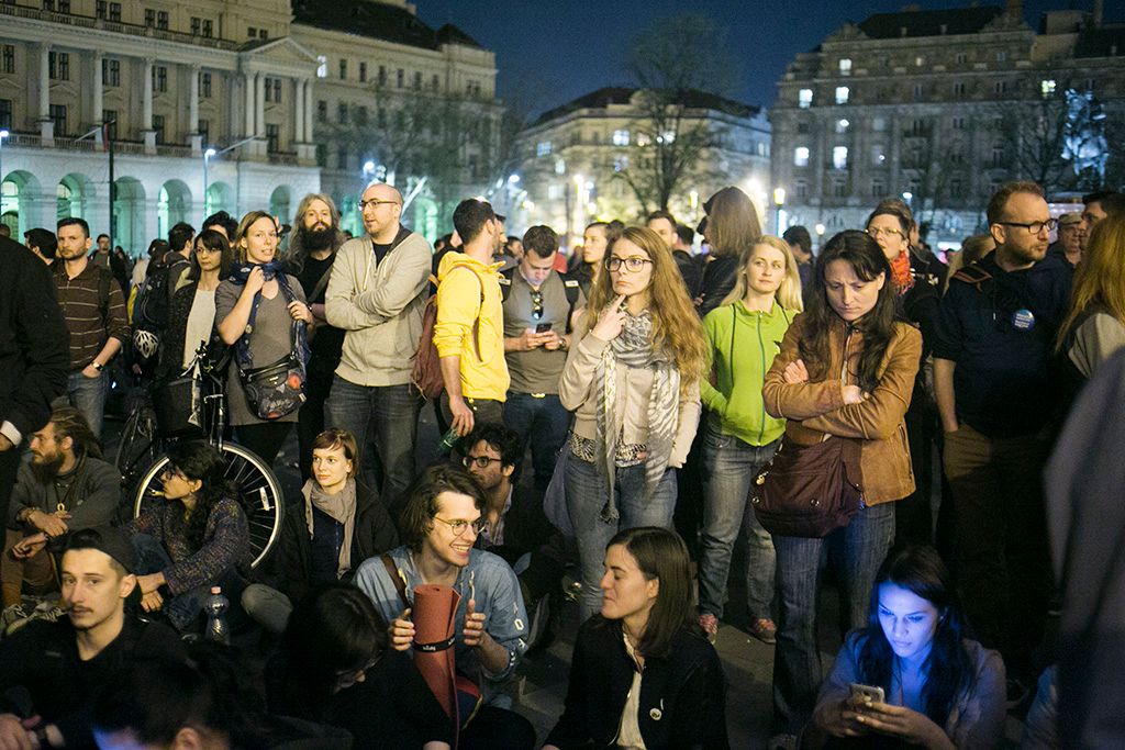 A CEU előtt demonstrálók egy csoportja a Parlamenthez vonult Fotó: Horváth Péter Gyula
