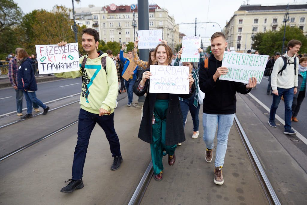 Diákok és tanárok tüntetnek a Margithídnál 18 20221005 -- fotó - Hatlaczki Balázs