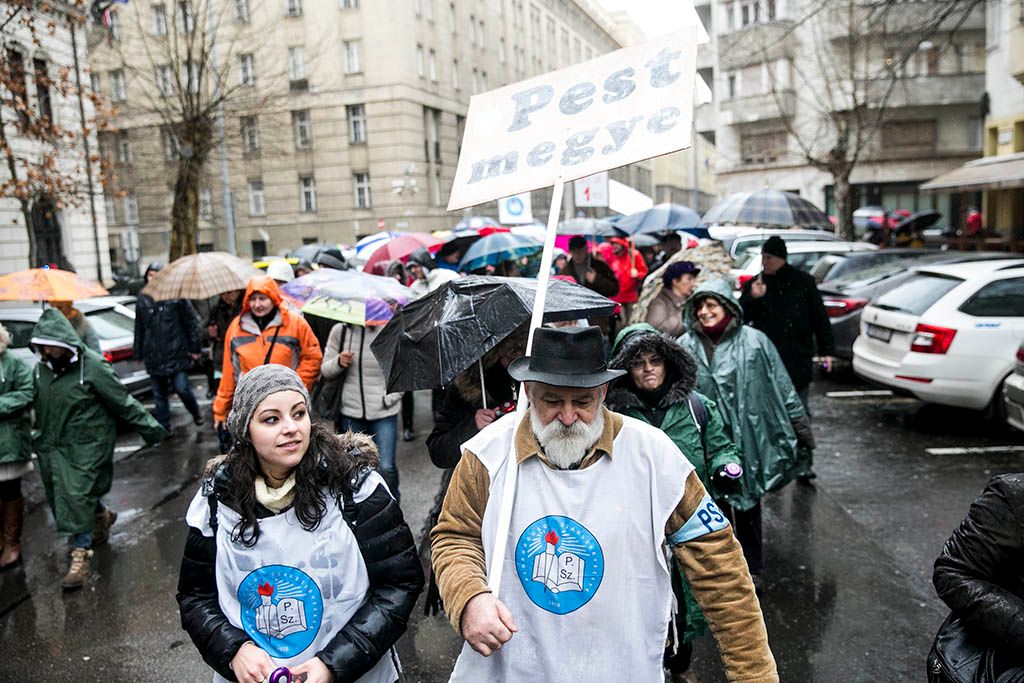 Parlament előtt tüntettek a tanárok 2016.02.13. foto:Horváth Péter Gyula