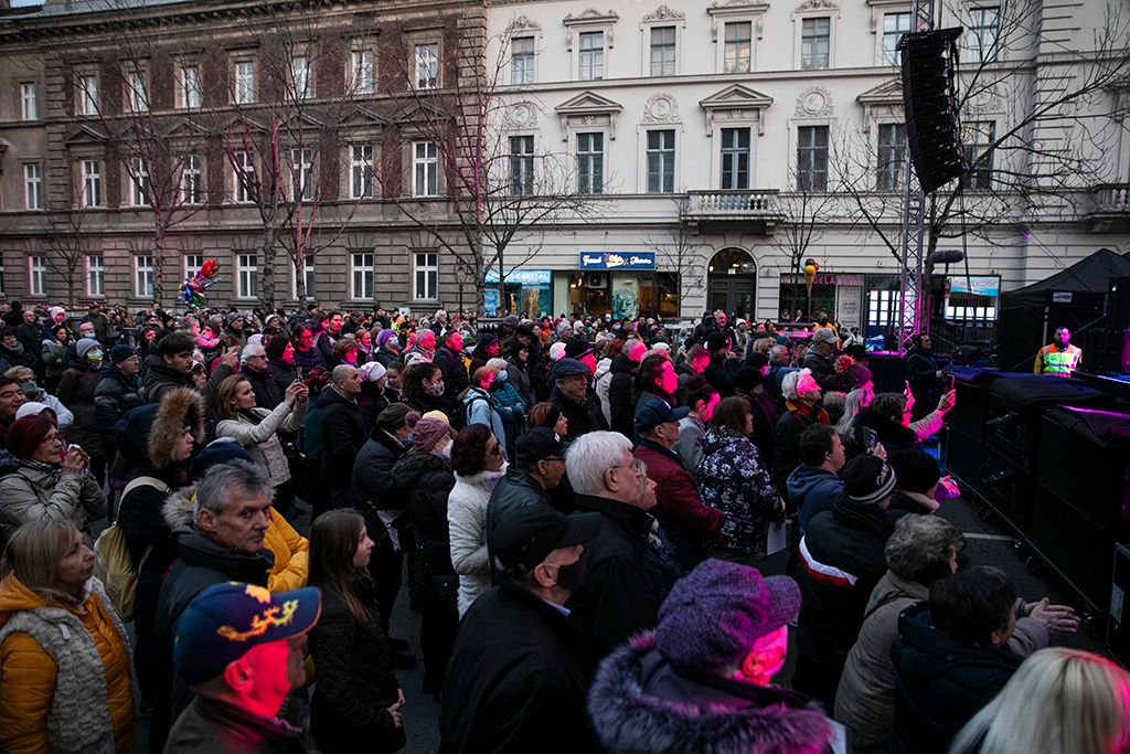 Ingyenes Ünnepi Koncert a Terror Háza Múzeum előtt Tóth Gabi koncert 4-HPGy