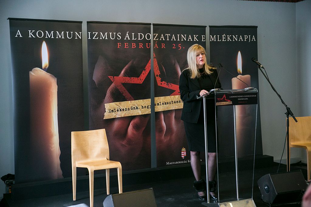 Schmidt Mária, a Terror Háza Múzeum főigazgatója Gulyás Gergely, a Fidesz frakcióvezetője  a kommunizmus áldozatainak emléknapján a budapesti Terror Háza Múzeumban rendezett megemlékezésen 2018. február 25-én. Fotó: Horváth Péter Gyula