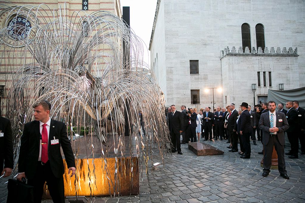 Orbán Viktor miniszterelnök  Benjámin Netanjahu izraeli miniszterelnök részt vesz a holokauszt áldozatainak emlékére tartott megemlékezésen az Emanuel Emlékfánál, a Dohány utcai zsinagóga udvarán 2017. július 19-én. A magyar miniszterelnök és izraeli vendége a látogatással a Mazsihisz meghívásának tesz eleget. Fotó: Horváth Péter Gyula