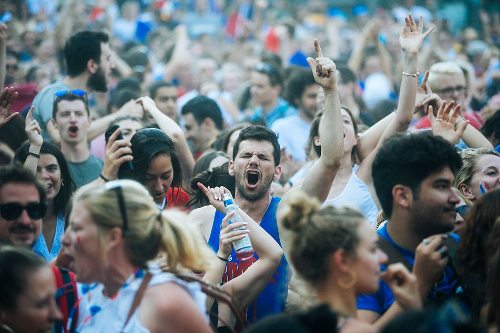 Budapest, 2018. július 15. Francia szurkolók az oroszországi labdarúgó-világbajnokság Franciaország - Horvátország döntőjének közvetítése alatt Budapesten, a Szabadság téren  Fotó: Horváth Péter Gyula