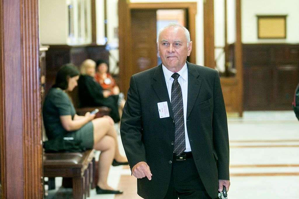 Galambos Lajos, a Nemzetbiztonsági Hivatal (NBH) volt főigazgatója, elsőrendű Szilvásy György, a Gyurcsány-kormány titokminisztere, másodrendű P. László, egy biztonsági cég vezetője, harmadrendű és Laborc Sándor, a Nemzetbiztonsági Hivatal (NBH) volt főigazgatója, negyedrendű vádlott  az úgynevezett kémper tárgyalásán a Kúria tárgyalótermében 2018. május 29-én. Fotó: Horváth Péter Gyula