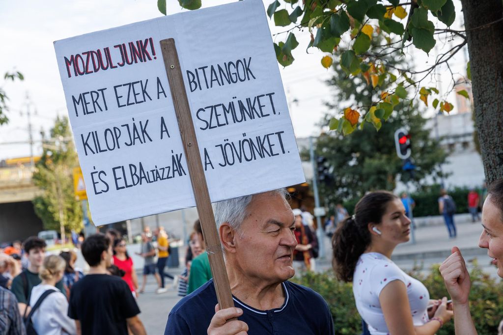 20230915 -- Tanár-diák tüntetés, hídfoglalás // fotó: Hatlaczki Balázs