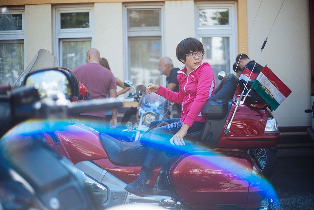 A Pető Intézet rendhagyó, motoros felvonulással egybekötött tanévnyitója az intézmény előtt. Fotó: Horváth Péter Gyula