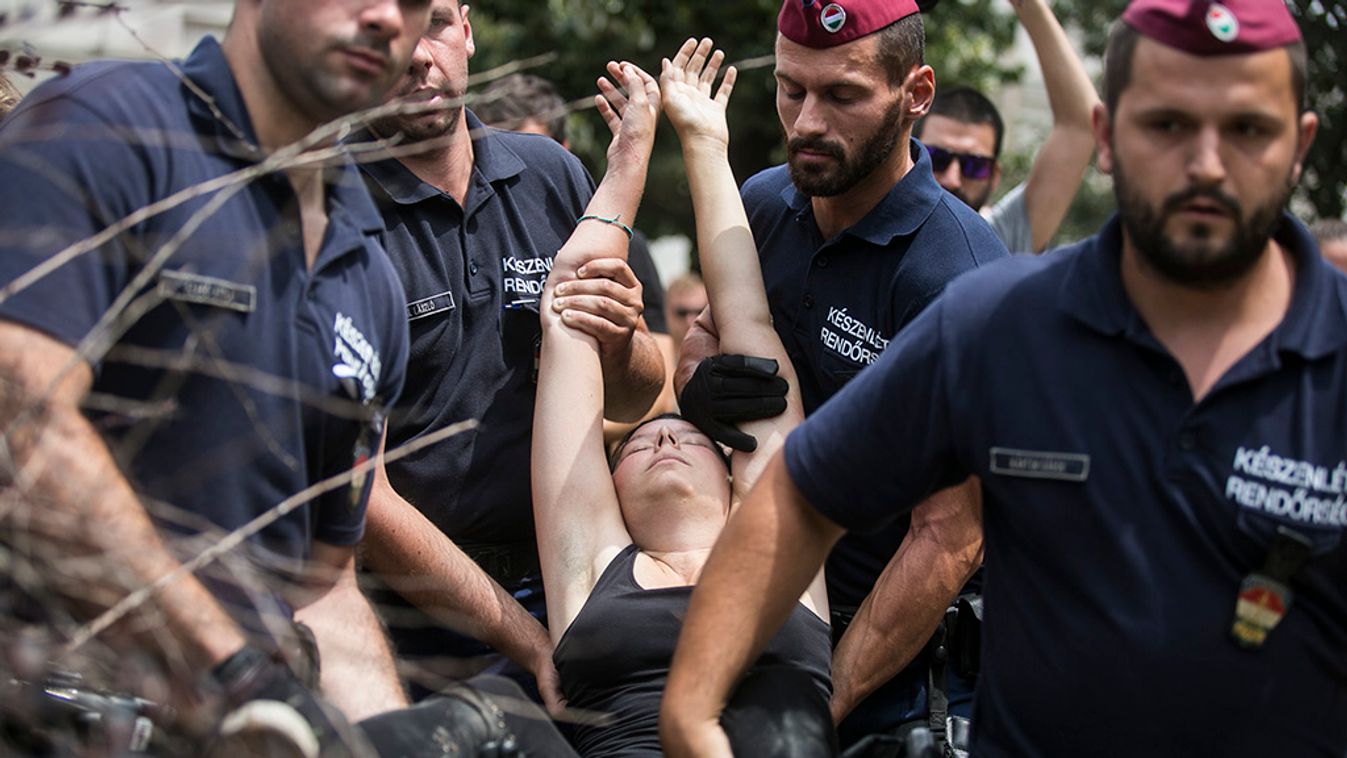 A rendőrök kivezették a Ligetben tiltakozókat