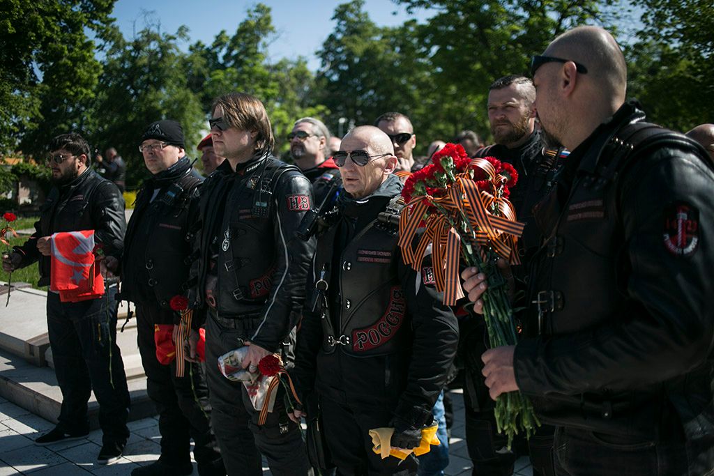 Fiumei úti Sírkertben, az Orosz  Éjszakai Farkasok-Motorosok koszorúzást tartottak  a II.világháborúban elesett szovjet katonák emlékművénél Fotó: Horváth Péterc Gyula