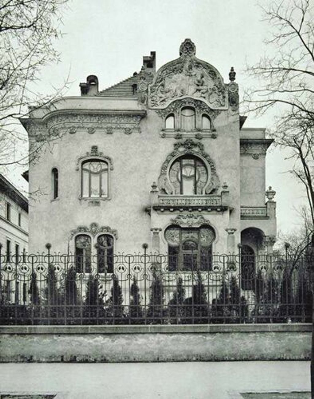 Az 1904-ben Európa szecessziós épületeiről Bécsben kiadott kötet Budapestről szóló fejezetének borítóján a ResoArt Villa homlokzata