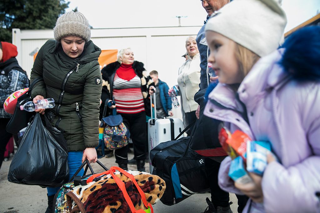 Tiszabecsi határról autóbuszokkal szállítják a menekülteket a helyi általános iskolában kialakított ideiglenes menhelyre 1-HPGy
