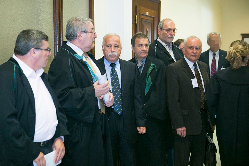 Galambos Lajos, a Nemzetbiztonsági Hivatal (NBH) volt főigazgatója, elsőrendű Szilvásy György, a Gyurcsány-kormány titokminisztere, másodrendű P. László, egy biztonsági cég vezetője, harmadrendű és Laborc Sándor, a Nemzetbiztonsági Hivatal (NBH) volt főigazgatója, negyedrendű vádlott  az úgynevezett kémper tárgyalásán a Kúria tárgyalótermében 2018. május 29-én. Fotó: Horváth Péter Gyula
