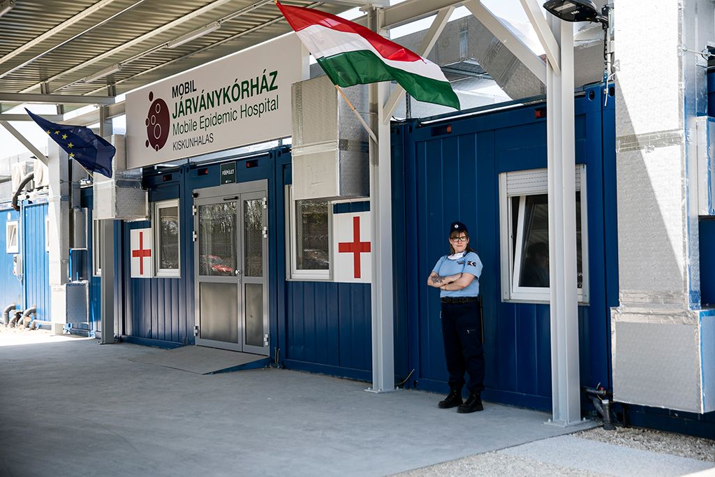 150 beteg befogadására alkalmas mobil járványügyi kórház a Kiskunhalasi Országos Büntetés-végrehajtási Intézet területén 23-HPGy