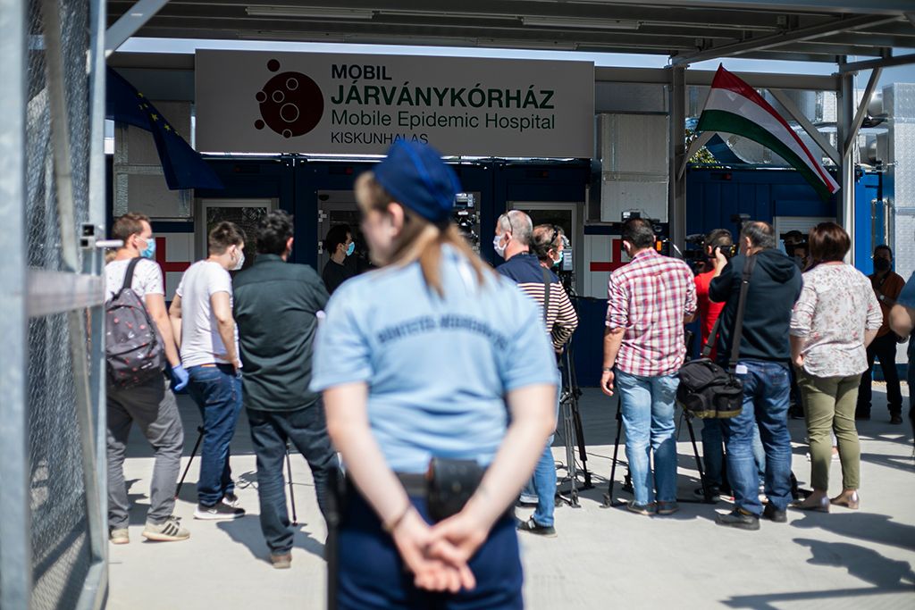 150 beteg befogadására alkalmas mobil járványügyi kórház a Kiskunhalasi Országos Büntetés-végrehajtási Intézet területén 4-HPGy