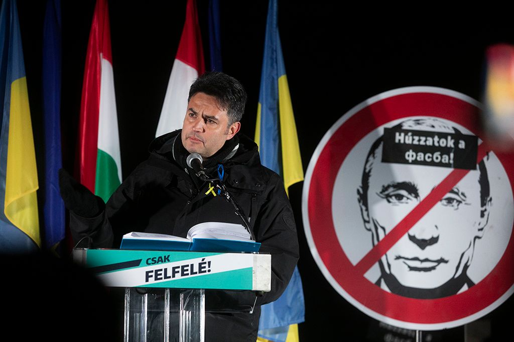 Márki-Zay Péter az MTVA székháza előtt a közmédia elleni tünetésen 9-HPGy