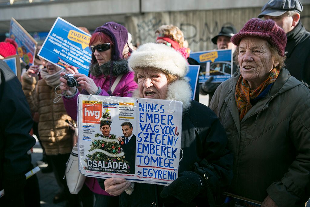 Quaestor Károsultak Közössége demonstrációt tart a Budapest 2024 Zrt. irodájánál.