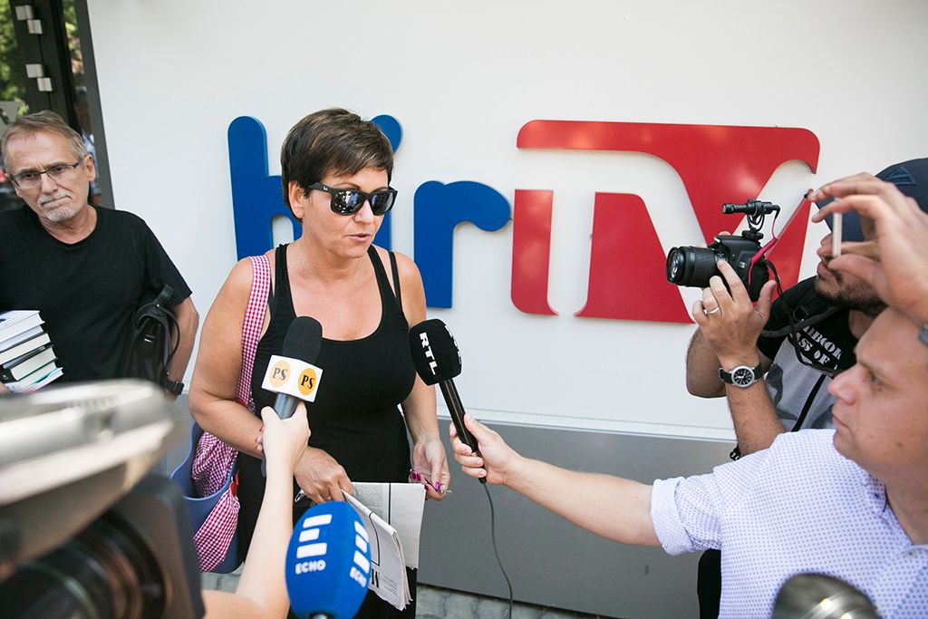 Kálmán Olga távozik a Hír TV épületéből. Fotó: Horváth Péter Gyula