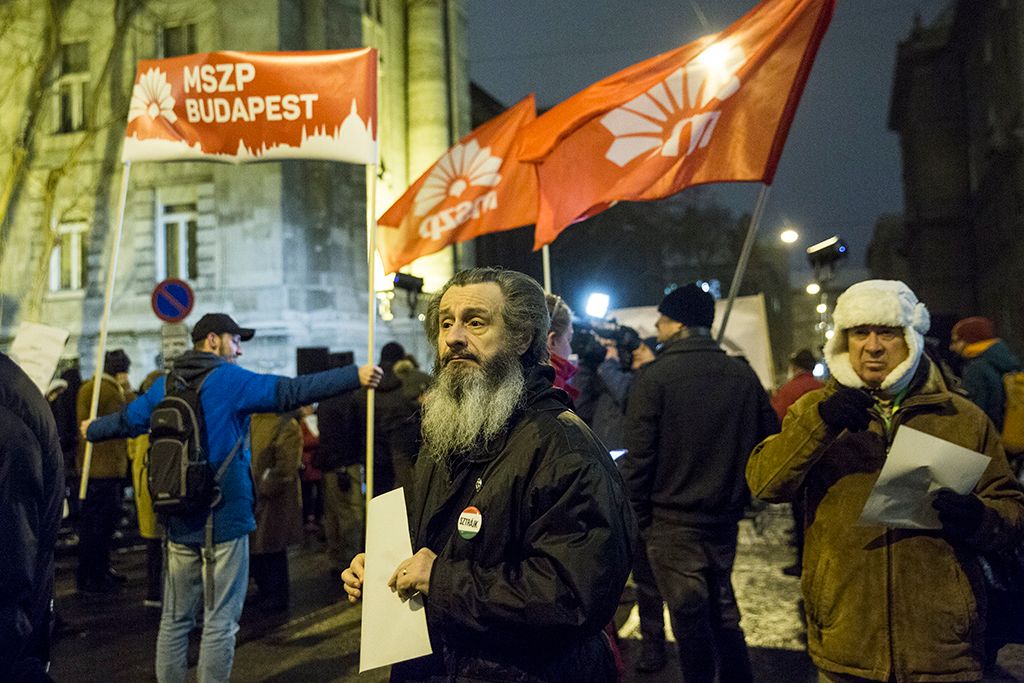Budapest, 2019. január 23. Résztvevők az Ismeretlen tettesek tüntetése címmel meghirdetett ellenzéki demonstráción Budapesten, a Legfőbb Ügyészség épületénél 2019. január 23-án. Fotó: Horváth Péter Gyula