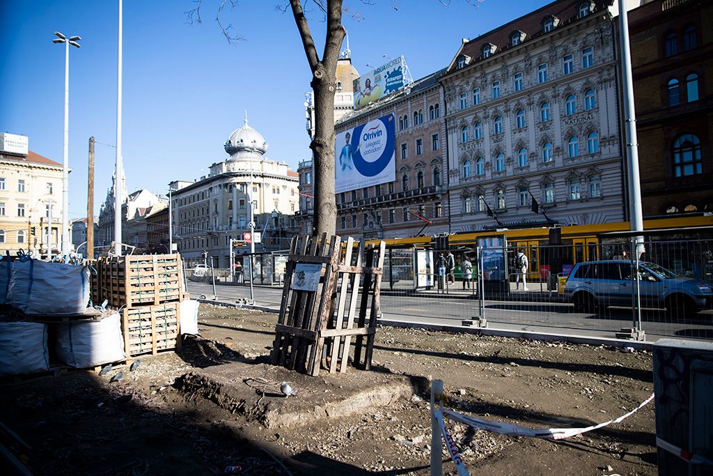 Áll a munka a feltúrt Blaha Lujza téren 6-HPGy