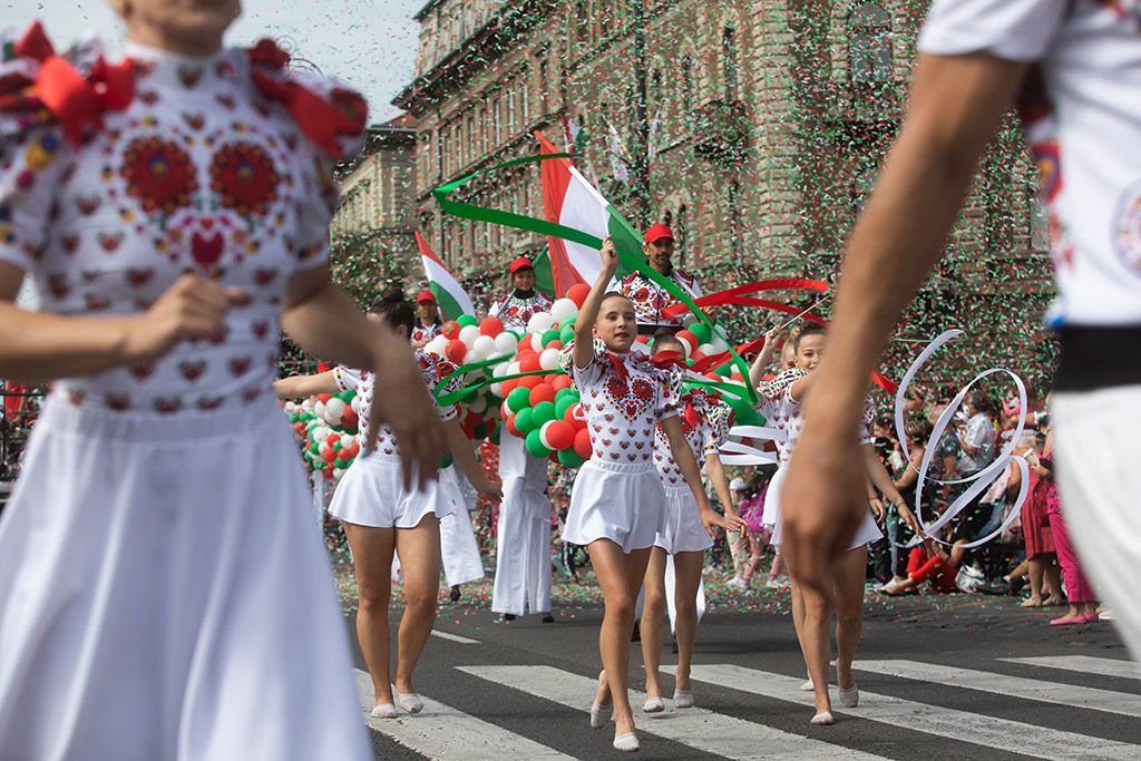 Az Oktogon és a Hősök tere között monumentális, guruló díszletekkel elevenedett meg Magyarország alapításának története. 9-HPGy