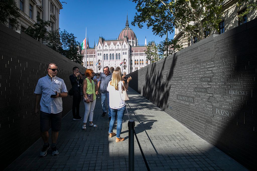 Az Összetartozás emlékhelyének átadása 5-HPGy