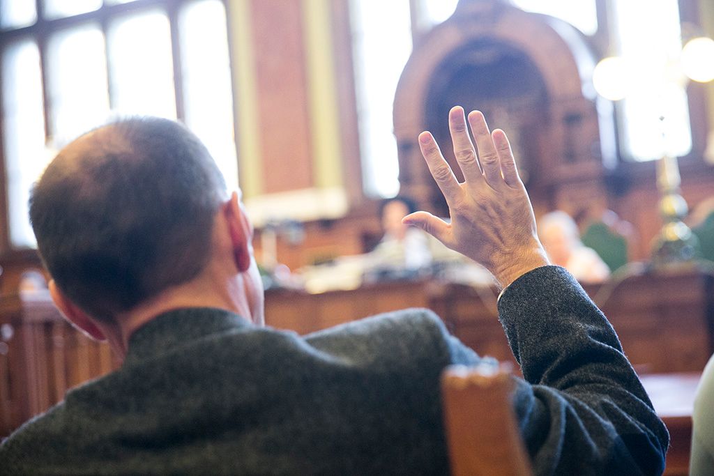 Quaestor - Megkezdődött az ügy tárgyalása a Fővárosi Törvényszéken. Tarsoly Csaba a tárgyalóteremben az ellene és társai ellen indított büntetőper tárgyalásán a Fővárosi Törvényszéken 2016. július 12-én. Az ügyészség öt vádpontban 5458 rendbeli csalást és sikkasztást ró a vádlottak terhére. A Tarsoly Csabát érintő cselekmények száma a vád szerint 753 rendbeli. Fotó: Horváth Péter Gyula