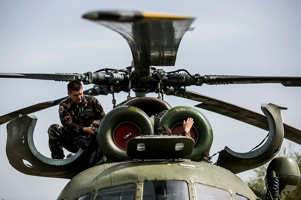 A Magyar Honvédség Alföldi Ideiglenes Alkalmi Kötelékében (MH AIAK) szolgálatot teljesítő katonák járőröznek BTR 80-as páncélozott szállító harcjárművekkel a magyar-szerb határnál, Röszke és Ásotthalom térségében, az ideiglenes műszaki határzár mellett 2016.04.06. Fotó:Horváth Péter Gyula