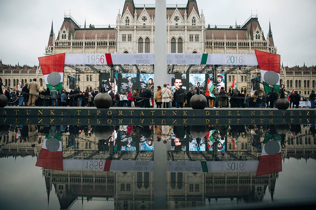 Budapest, 2016. október 23. Orbán Viktor miniszterelnök beszédet mond az 1956-os forradalom és szabadságharc 60. évfordulója alkalmából, 1956-2016 - A szabad Magyarországért! címmel tartott díszünnepségen az Országház előtti Kossuth Lajos téren 2016. október 23-án. Fotó: Horváth Péter Gyula